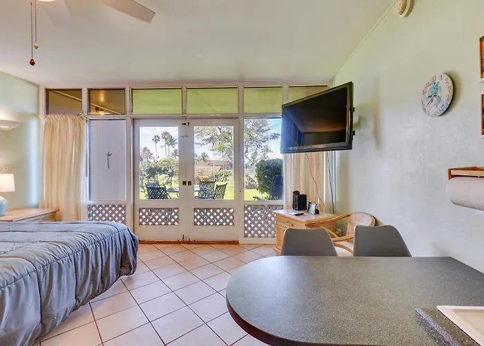Walk To Beach: Ocean-View Maunaloa Studio